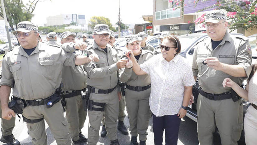 Imagem 1 - Novas viaturas são entregues para as forças de segurança no Alto Oeste do RN. A entrega aconteceu no sábado (2), em Pau dos Ferros. As novas viaturas fazem parte dos 150 veículos entregues no último dia 28 pelo Governo do Estado à Secretaria da Segurança Pública e da Defesa Social (SESED), em parceria com o Ministério da Justiça e da Segurança Pública. Na ocasião, o Estado também recebeu um novo helicóptero, o Potiguar 02, que vai fortalecer ainda mais as ações de segurança pública, administração penitenciária e de saúde pública. Imagem 1 - Novas viaturas são entregues para as forças de segurança no Alto Oeste do RN. A entrega aconteceu no sábado (2), em Pau dos Ferros. As novas viaturas fazem parte dos 150 veículos entregues no último dia 28 pelo Governo do Estado à Secretaria da Segurança Pública e da Defesa Social (SESED), em parceria com o Ministério da Justiça e da Segurança Pública. Na ocasião, o Estado também recebeu um novo helicóptero, o Potiguar 02, que vai fortalecer ainda mais as ações de segurança pública, administração penitenciária e de saúde pública.