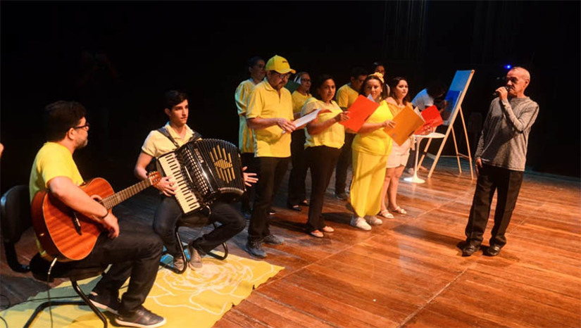 Imagem 1 - Com o lema “Se precisar, peça ajuda!”, campanha Setembro Amarelo é lançada em Mossoró. A solenidade aconteceu na manhã desta segunda-feira (4), no Teatro Dix-Huit Rosado. No mês de setembro, a campanha reforça as ações de valorização da vida e prevenção ao suicídio. As temáticas são trabalhadas durante todo o ano envolvendo diversos tipos de públicos – de crianças a idosos. “Nós precisamos entender que se cuidar e cuidar do outro faz parte do processo”, disse Morgana Dantas, secretária municipal de Saúde. Imagem 1 - Com o lema “Se precisar, peça ajuda!”, campanha Setembro Amarelo é lançada em Mossoró. A solenidade aconteceu na manhã desta segunda-feira (4), no Teatro Dix-Huit Rosado. No mês de setembro, a campanha reforça as ações de valorização da vida e prevenção ao suicídio. As temáticas são trabalhadas durante todo o ano envolvendo diversos tipos de públicos – de crianças a idosos. “Nós precisamos entender que se cuidar e cuidar do outro faz parte do processo”, disse Morgana Dantas, secretária municipal de Saúde.