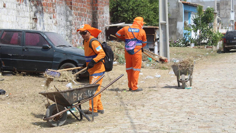 Imagem 1 -  Bairros e conjuntos de Mossoró recebem mutirão de limpeza nesta semana. Equipes da Semurb iniciaram na manhã desta segunda-feira (4) um mutirão na rua Raimundo Uchôa, no bairro Dom Jaime Câmara, com serviços de capinação, varrição e limpeza do canal que recebe grande volume de água no período de chuvas. O mutirão atenderá toda a comunidade, desobstruindo canais, galerias e bocas de lobo com limpeza manual e mecanizada. Com também serviços de poda, limpeza de calhas, roço e retirada de lixo em pontos diversos do bairro. As ações do “Mossoró Limpa” também acontecem esta semana nos bairros Sumaré, Belo Horizonte e Nova Betânia, nos conjuntos Integração Alameda Alameda dos Cajueiros e Pousada das Thermas, dentre outros.