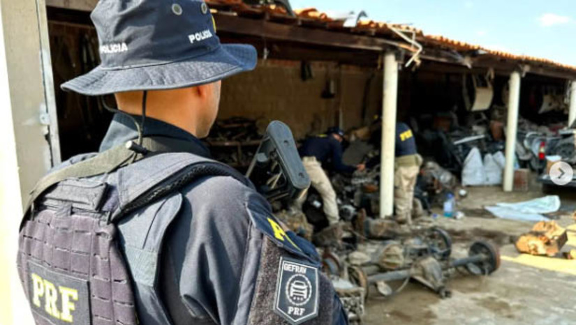 Imagem 1 -  Operação de combate a roubos de veículos no RN e mais 3 estados resulta em 55 prisões. Coordenada pela Polícia Rodoviária Federal, a operação foi visando intensificar a fiscalização e coibir a circulação de veículos roubados, furtados e com indícios de adulteração nos estados do Rio Grande do Norte, Paraíba, Pernambuco e Ceará, foi realizada entre os dias 20 de agosto e 1º de setembro. A ação contou com a participação das polícias Militar e Civil e do Instituto Técnico-Científico de Perícia do RN. Ao todo, foram recuperados 85 veículos de 55 pessoas foram presas.
