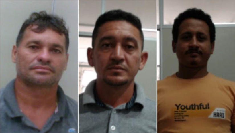 Imagem 1 - Polícia Civil elucida dois homicídios ocorridos em Mossoró; suspeitos estão foragidos. As vítimas são Antônio Maykon Moreira da Silva, assassinado no mês de abril, no bairro Ouro Negro, e Roberto Duarte da Silva Junior, morto em junho, no Bom Jesus. De acordo com o delegado Caio Fábio da Delegacia de Homicídios e Proteção à Pessoa (DHPP), o suspeito do primeiro crime é Julio Cesar Florencio Alves de Sousa, de 42 anos. Já o segundo foi cometido por Roberto Cosme Viturino, de 33 anos, e Maycon Jonh Fernandes Silva, de 27 anos. Os três estão com mandado de prisão em aberto e encontram-se foragidos. A Polícia Civil solicita que a população envie informações, de forma anônima, que possam ajudar a capturá-los, por meio do Disque Denúncia 181. Imagem 1 - Polícia Civil elucida dois homicídios ocorridos em Mossoró; suspeitos estão foragidos. As vítimas são Antônio Maykon Moreira da Silva, assassinado no mês de abril, no bairro Ouro Negro, e Roberto Duarte da Silva Junior, morto em junho, no Bom Jesus. De acordo com o delegado Caio Fábio da Delegacia de Homicídios e Proteção à Pessoa (DHPP), o suspeito do primeiro crime é Julio Cesar Florencio Alves de Sousa, de 42 anos. Já o segundo foi cometido por Roberto Cosme Viturino, de 33 anos, e Maycon Jonh Fernandes Silva, de 27 anos. Os três estão com mandado de prisão em aberto e encontram-se foragidos. A Polícia Civil solicita que a população envie informações, de forma anônima, que possam ajudar a capturá-los, por meio do Disque Denúncia 181.