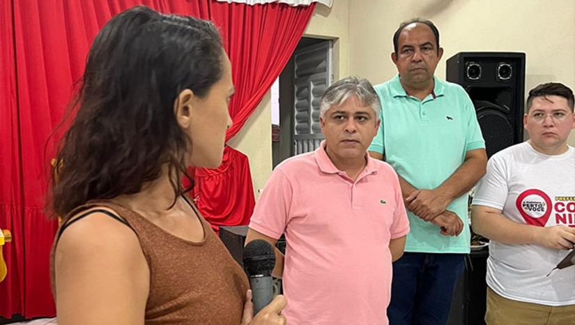 Imagem 1 -  Os moradores da comunidade, representado por Walllace Tavares, pediram a gestão Dr. Artur Vale, entre outros benefícios, regularidade no abastecimento de água da comunidade. Ao final, Dr. Artur Vale, que estava acompanhado com secretários e vereadores, assumiu compromisso de resolver a questão em definitivo.