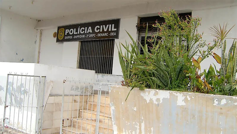 Imagem 1 - Procurados por homicídio no Bom Jesus se apresentam espontaneamente na DHPP. Roberto Cosme Viturino, de 33 anos, e Maycon Jonh Fernandes Silva, de 27 anos, se entregam nesta terça-feira (5). Na sexta (1º), o delegado Caio Fábio, da DHPP, havia divulgado que os dois estavam sendo procurados pelo homicídio de Roberto Duarte da Silva Júnior, ocorrido em junho de 2023, no bairro Bom Jesus, e eram considerados foragidos da justiça. Após serem ouvidos na delegacia, os dois foram encaminhados para a Cadeia Pública de Mossoró, onde ficarão à disposição da justiça. Imagem 1 - Procurados por homicídio no Bom Jesus se apresentam espontaneamente na DHPP. Roberto Cosme Viturino, de 33 anos, e Maycon Jonh Fernandes Silva, de 27 anos, se entregam nesta terça-feira (5). Na sexta (1º), o delegado Caio Fábio, da DHPP, havia divulgado que os dois estavam sendo procurados pelo homicídio de Roberto Duarte da Silva Júnior, ocorrido em junho de 2023, no bairro Bom Jesus, e eram considerados foragidos da justiça. Após serem ouvidos na delegacia, os dois foram encaminhados para a Cadeia Pública de Mossoró, onde ficarão à disposição da justiça.