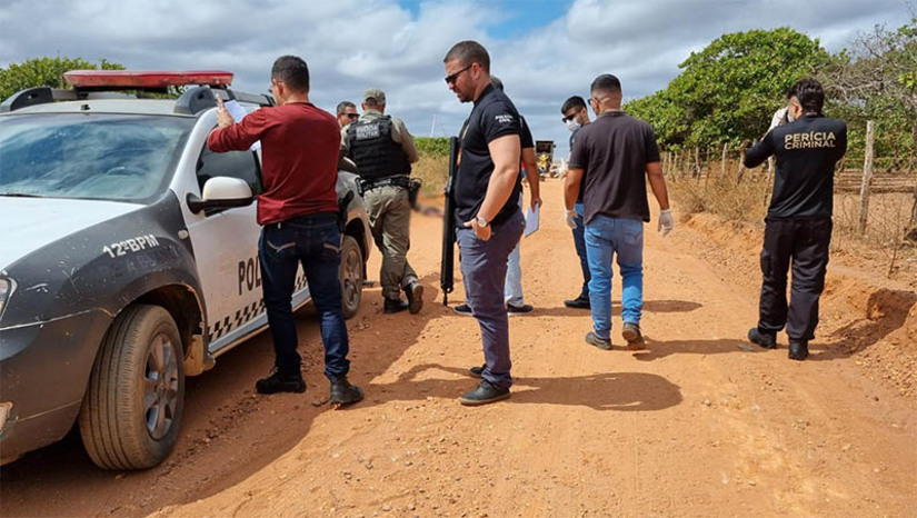 Imagem 1 - Homem encontrado morto em estrada de barro na Serra do Mel foi assassinado com golpes na cabeça. O corpo da vítima, cuja identidade ainda não foi confirmada, foi encontrado no início da manhã desta terça-feira (5), em uma estrada de barro de acesso à Vila Espírito Santo. De acordo com o delegado Paulo Torres, a vítima foi morta com golpes de um objeto contundente. O homem estava bebendo em um lava-jato, horas antes de ser achado morto. O delegado informou que vai instaurar o inquérito para investigar o caso e vai chamar para depor aqueles que foram vistos com a vítima antes do crime. Imagem 1 - Homem encontrado morto em estrada de barro na Serra do Mel foi assassinado com golpes na cabeça. O corpo da vítima, cuja identidade ainda não foi confirmada, foi encontrado no início da manhã desta terça-feira (5), em uma estrada de barro de acesso à Vila Espírito Santo. De acordo com o delegado Paulo Torres, a vítima foi morta com golpes de um objeto contundente. O homem estava bebendo em um lava-jato, horas antes de ser achado morto. O delegado informou que vai instaurar o inquérito para investigar o caso e vai chamar para depor aqueles que foram vistos com a vítima antes do crime.