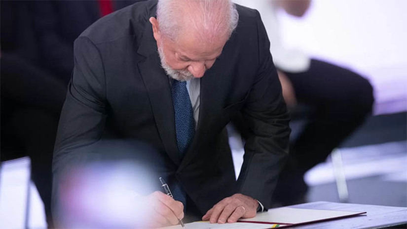 Imagem 1 -  [COLUNA ESPLANADA] O governo do presidente Lula da Silva (PT) segue revogando medidas do antecessor Jair Bolsonaro (PL). Acaba de ser revogado o “Abrace o Marajó” da hoje senadora e ex-ministra da Mulher, Família e Direitos Humanos, Damares Alves (PL-DF). O programa era tido como potencial vitrine para ela que sonha em ser vice em 2026. A Controladoria-Geral da União (CGU) identificou irregularidades e possíveis prejuízos aos cofres públicos de cerca de R$ 2,5 milhões. Outras iniciativas que simbolizaram o governo Bolsonaro também não existem mais. Foi extinta a diretoria do Ministério da Educação (MEC) responsável pelo programa de escolas cívico-militares. Também foram revogados estudos de privatização de sete estatais, entre elas Correios, Serpro, Dataprev e a Companhia Nacional de Abastecimento (Conab). O atual Governo retormou o Fundo Amazônia e derrubou atos que anistiaram multas ambientais.
