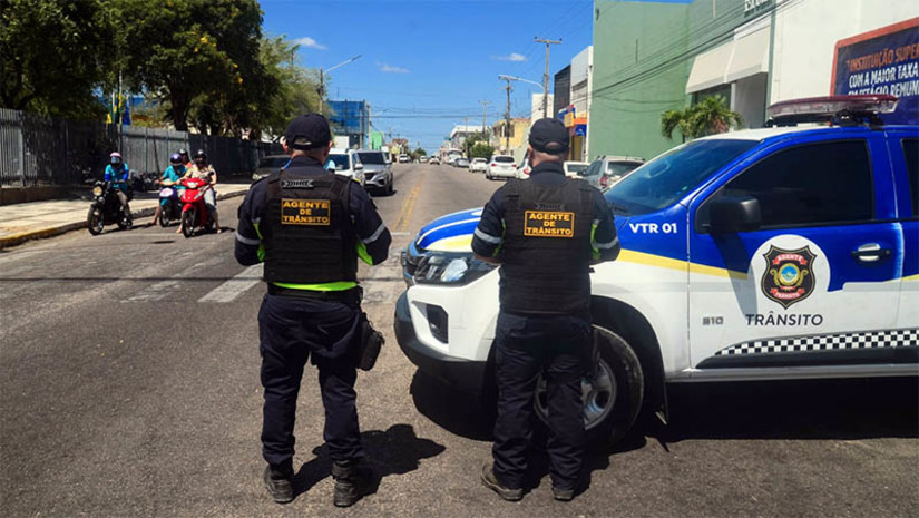 Imagem 1 - Confira os pontos de interdição em Mossoró para o desfile de 7 de Setembro. De acordo com o cronograma divulgado pela Secretaria de Segurança, Defesa Civil, Mobilidade Urbana e Trânsito (Sesdem), a intervenção acontecerá na avenida Alberto Maranhão, do trecho que compreende a rua Campos Sales até a rua Felipe Camarão. A ação será necessária para acomodação das atividades do 7 de Setembro, com o desfile cívico-militar em alusão ao Dia da Independência do Brasil. A interdição da via acontece a partir das 4h da manhã, devendo se estender até o meio-dia, a depender da dispersão do público. O trecho da avenida será completamente fechado ao tráfego de veículos. Imagem 1 - Confira os pontos de interdição em Mossoró para o desfile de 7 de Setembro. De acordo com o cronograma divulgado pela Secretaria de Segurança, Defesa Civil, Mobilidade Urbana e Trânsito (Sesdem), a intervenção acontecerá na avenida Alberto Maranhão, do trecho que compreende a rua Campos Sales até a rua Felipe Camarão. A ação será necessária para acomodação das atividades do 7 de Setembro, com o desfile cívico-militar em alusão ao Dia da Independência do Brasil. A interdição da via acontece a partir das 4h da manhã, devendo se estender até o meio-dia, a depender da dispersão do público. O trecho da avenida será completamente fechado ao tráfego de veículos.
