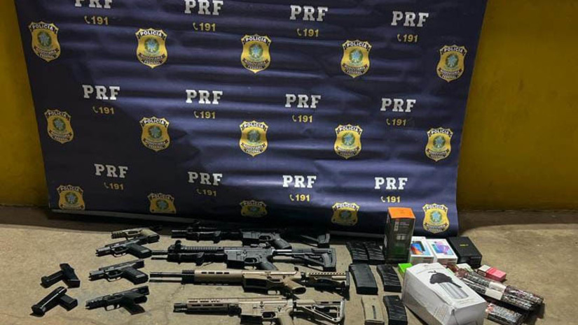 Imagem 1 - Quatro homens são presos em Minas Gerais contrabandeando armas para o Rio Grande do Norte. As prisões aconteceram na tarde de segunda-feira (4), na BR-251, em Francisco Sá (MG). Os policiais realizavam ação de combate ao crime no km 480 da rodovia federal, quando abordaram dois automóveis com placas do Rio Grande do Norte. Durante a fiscalização ficou constatado que os veículos vinham da região de fronteira, Foz do Iguaçu (PR) com diversos produtos contrabandeados, além de diversas armas de fogo de alta energia e calibre restrito, entre elas 4 fuzis. Conforme informado pelos ocupantes, os veículos tinham como destino o RN. Imagem 1 - Quatro homens são presos em Minas Gerais contrabandeando armas para o Rio Grande do Norte. As prisões aconteceram na tarde de segunda-feira (4), na BR-251, em Francisco Sá (MG). Os policiais realizavam ação de combate ao crime no km 480 da rodovia federal, quando abordaram dois automóveis com placas do Rio Grande do Norte. Durante a fiscalização ficou constatado que os veículos vinham da região de fronteira, Foz do Iguaçu (PR) com diversos produtos contrabandeados, além de diversas armas de fogo de alta energia e calibre restrito, entre elas 4 fuzis. Conforme informado pelos ocupantes, os veículos tinham como destino o RN.
