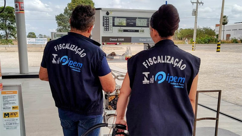 Imagem 1 -  10% das bombas de combustíveis fiscalizadas no RN em agosto apresentaram irregularidades. As equipes de fiscalização do Instituto de Pesos e Medidas do Rio Grande do Norte (IPEM/RN), verificaram no mês de agosto 2744 instrumentos de medição com a finalidade de garantir o correto funcionamento dos mesmos e evitar prejuízos tanto para o consumidor como para o comerciante. As vistorias foram realizadas em Mossoró e mais 21 municípios. 