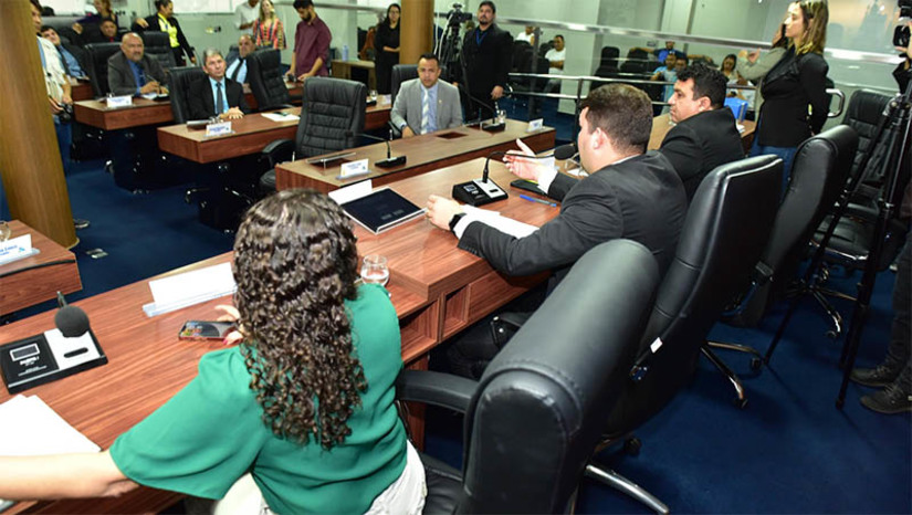 Imagem 1 - Vereadores definem primeiros prazos para o projeto da Lei Orçamentária Anual de Mossoró. Trata-se do Projeto de Lei do Executivo (PLOE) n° 68/2023, que estima as receitas e fixa as despesas do Município de Mossoró para o exercício financeiro de 2024. Após a ciência no plenário, na sessão desta quarta-feira (6), a proposta seguiu para a Comissão de Orçamento, Finanças e Contabilidade (COFC), onde aguardará recebimento das emendas parlamentares. Essas propostas de alteração devem ser encaminhadas entre segunda-feira (11) e o dia 22 deste mês. Imagem 1 - Vereadores definem primeiros prazos para o projeto da Lei Orçamentária Anual de Mossoró. Trata-se do Projeto de Lei do Executivo (PLOE) n° 68/2023, que estima as receitas e fixa as despesas do Município de Mossoró para o exercício financeiro de 2024. Após a ciência no plenário, na sessão desta quarta-feira (6), a proposta seguiu para a Comissão de Orçamento, Finanças e Contabilidade (COFC), onde aguardará recebimento das emendas parlamentares. Essas propostas de alteração devem ser encaminhadas entre segunda-feira (11) e o dia 22 deste mês.