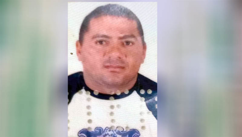 Imagem 1 - Preso de justiça baleado no Santa Helena morre no HRTM na manhã desta sexta, 8. José Maria Lourenço da Silva, conhecido como Ricardo Coragem, de 48 anos, sofreu um atentado na noite desta quinta (7). Ele estava sentado na calçada de sua casa, quando foi surpreendido pelos atiradores. Alvejado por quatro tiros, foi socorrido para a UPA e, após estabilizado, levado para o Hospital Regional Tarcísio Maia, onde entrou em óbito nesta manhã. José Maria respondia, em regime semiaberto, monitorado por tornozeleira eletrônica, pelo crime de tráfico de drogas. A DHPP vai investigar se este crime tem ligação com o homicídio. Imagem 1 - Preso de justiça baleado no Santa Helena morre no HRTM na manhã desta sexta, 8. José Maria Lourenço da Silva, conhecido como Ricardo Coragem, de 48 anos, sofreu um atentado na noite desta quinta (7). Ele estava sentado na calçada de sua casa, quando foi surpreendido pelos atiradores. Alvejado por quatro tiros, foi socorrido para a UPA e, após estabilizado, levado para o Hospital Regional Tarcísio Maia, onde entrou em óbito nesta manhã. José Maria respondia, em regime semiaberto, monitorado por tornozeleira eletrônica, pelo crime de tráfico de drogas. A DHPP vai investigar se este crime tem ligação com o homicídio.