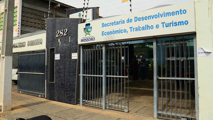 Imagem 1 - 117 vagas de trabalho estão disponíveis em Mossoró nesta sexta-feira (8).. As oportunidades são para pessoas que residem em Mossoró. Para concorrer às vagas, os candidatos precisam estar cadastrados no Painel de Empregos. Há vagas para cargos como Auxiliar de Professor, designer gráfico, ajudante de carga e descarga, entre outros. Cada cargo tem pré-requisitos específicos que podem ser consultados no site da Prefeitura de Mossoró, na aba “Painel de Empregos”. A lista de vagas de emprego é atualizada diariamente pela Sedint. Imagem 1 - 117 vagas de trabalho estão disponíveis em Mossoró nesta sexta-feira (8).. As oportunidades são para pessoas que residem em Mossoró. Para concorrer às vagas, os candidatos precisam estar cadastrados no Painel de Empregos. Há vagas para cargos como Auxiliar de Professor, designer gráfico, ajudante de carga e descarga, entre outros. Cada cargo tem pré-requisitos específicos que podem ser consultados no site da Prefeitura de Mossoró, na aba “Painel de Empregos”. A lista de vagas de emprego é atualizada diariamente pela Sedint.