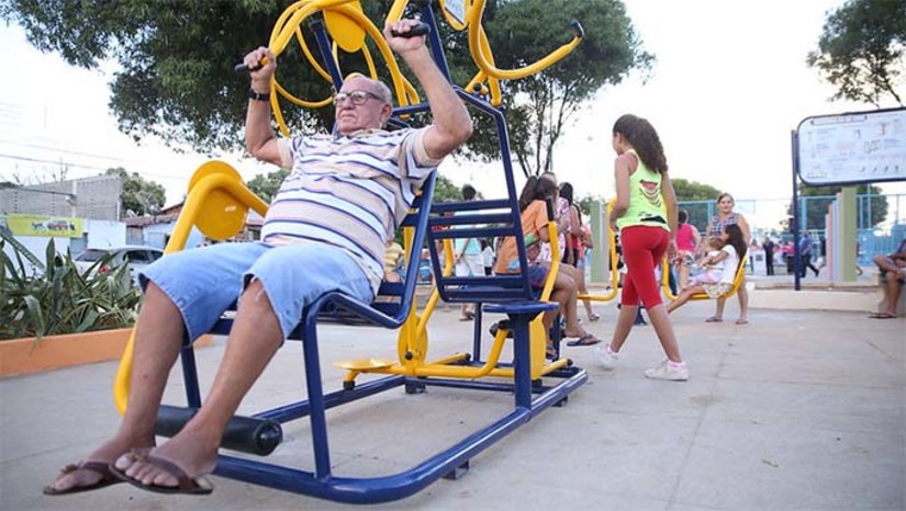 Imagem 1 -  A iniciativa é da Prefeitura de Mossoró, através da Secretaria Municipal de Esporte e Juventude (SEMEJ) e parceria da Secretaria Municipal de Saúde (SMS). O “Vida na Praça” desembarca neste domingo (10), às 17 horas, na praça Vinícius Bezerra, no bairro Belo Horizonte. Os moradores terão acesso gratuito a atividades como aula de dança, funcional, recreação para crianças e exercícios de mobilidade. Além disso, o programa disponibilizará serviços de aferição de pressão arterial, verificação de glicemia e vacinação.