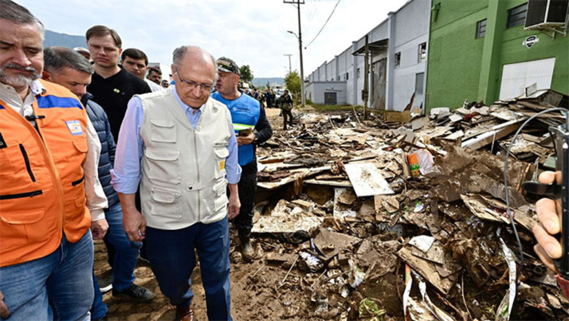 Imagem 1 - Os recursos serão distribuídos da seguinte forma: R$ 26 milhões para o Ministério da Defesa, para o uso de helicópteros e demais maquinários na região nas buscas e reconstrução; R$ 80 milhões para Ministério da Saúde, que montou um hospital de campanha em Roca Sales (RS) e reconstrução de unidades de saúde destruídas, além da atuação das equipes da Força Nacional de Saúde na região. Governo confirma 43 mortos. Imagem 1 - Os recursos serão distribuídos da seguinte forma: R$ 26 milhões para o Ministério da Defesa, para o uso de helicópteros e demais maquinários na região nas buscas e reconstrução; R$ 80 milhões para Ministério da Saúde, que montou um hospital de campanha em Roca Sales (RS) e reconstrução de unidades de saúde destruídas, além da atuação das equipes da Força Nacional de Saúde na região. Governo confirma 43 mortos.