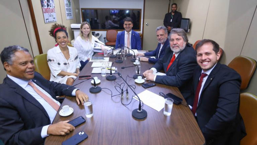Imagem 1 - Parecer da minirreforma eleitoral será votado às 16h desta segunda-feira (11). Ficou acertado que o parecer vai conter dois projetos, um de lei (PL) e outro de lei complementar (PLP), conforme os temas tratados. Depois de aprovadas pelo grupo, cada proposta ganhará um requerimento de urgência, viabilizando a votação no Plenário da Câmara na quarta-feira (13). Na terça (12), o parecer será apresentado ao Colégio de Líderes, deixando cerca de três semanas para o Senado apreciar. A preocupação com a data é que, para que possa valer já nas eleições municipais de 2024, a minirreforma eleitoral precisa virar lei antes do dia 6 de outubro, um ano antes do pleito. Imagem 1 - Parecer da minirreforma eleitoral será votado às 16h desta segunda-feira (11). Ficou acertado que o parecer vai conter dois projetos, um de lei (PL) e outro de lei complementar (PLP), conforme os temas tratados. Depois de aprovadas pelo grupo, cada proposta ganhará um requerimento de urgência, viabilizando a votação no Plenário da Câmara na quarta-feira (13). Na terça (12), o parecer será apresentado ao Colégio de Líderes, deixando cerca de três semanas para o Senado apreciar. A preocupação com a data é que, para que possa valer já nas eleições municipais de 2024, a minirreforma eleitoral precisa virar lei antes do dia 6 de outubro, um ano antes do pleito.