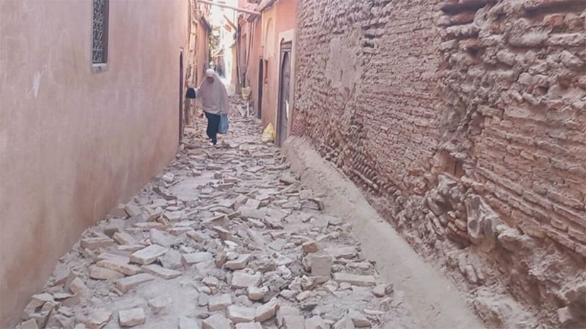   Terremoto no Marrocos já provocou quase 2,5 mil mortes, diz Ministério do Interior. O balanço mais recente foi divulgado nesta segunda-feira (11). O tremor, um dos mais destrutivos no mundo nos últimos anos, atingiu os arredores de Marraquexe na noite de sexta-feira (8) com uma magnitude de 7, segundo o centro marroquino de pesquisa científica e técnica. O tremor foi o mais poderoso desde que começaram os registros modernos no país e atingiu uma região muito habitada. Outras cerca de 2.476 pessoas ficaram feridas, ainda de acordo com o ministério marroquino, e há também centenas de desaparecidos.
