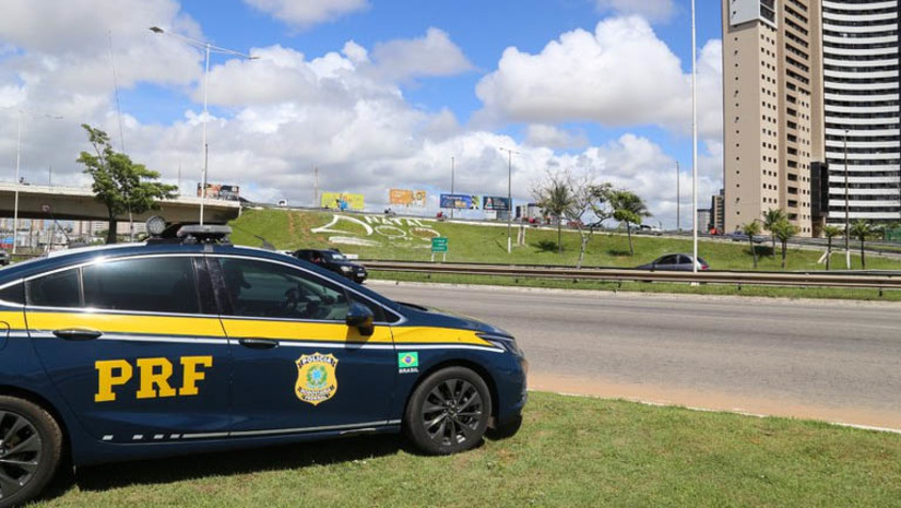 Imagem 1 - Operação Independência: PRF registrou 18 acidentes, com 19 feridos e uma morte no RN. A operação foi iniciada na quinta (7) e encerrada às 23h59 deste domingo (10). Mais de duas mil pessoas e veículos foram fiscalizados. Desse total, 1.691 motoristas realizaram o teste de alcoolemia e 37 pessoas foram flagradas dirigindo sob influência de álcool. Foram 436 pessoas flagradas com excesso de velocidade, 118 cometendo ultrapassagens irregulares, 90 sem utilizar cinto de segurança, 66 sem capacete e 18 sem utilizar o dispositivo de retenção para crianças; veja mais dados da operação. Imagem 1 - Operação Independência: PRF registrou 18 acidentes, com 19 feridos e uma morte no RN. A operação foi iniciada na quinta (7) e encerrada às 23h59 deste domingo (10). Mais de duas mil pessoas e veículos foram fiscalizados. Desse total, 1.691 motoristas realizaram o teste de alcoolemia e 37 pessoas foram flagradas dirigindo sob influência de álcool. Foram 436 pessoas flagradas com excesso de velocidade, 118 cometendo ultrapassagens irregulares, 90 sem utilizar cinto de segurança, 66 sem capacete e 18 sem utilizar o dispositivo de retenção para crianças; veja mais dados da operação.