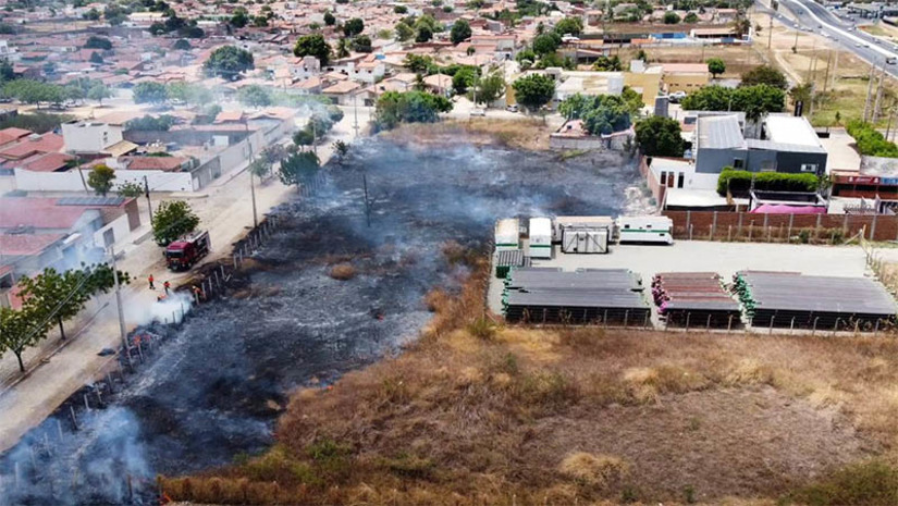 Imagem 1 -  Grande incêndio em mato foi registrado na cidade de Mossoró nesta segunda-feira, 11. O caso aconteceu durante a manhã, em um terreno localizado nas proximidades do Hospital da Solidariedade e do Hotel Terra do Sal, no Loteamento Cidade Nova. O fogo consumiu grande parte do mato seco, mas não chegou a atingir residências próximas e nem as dependências do hotel. O corpo de bombeiros segue reforçando que a população não jogue lixo nessas áreas, nem utilize o fogo como forma de limpar o terreno.