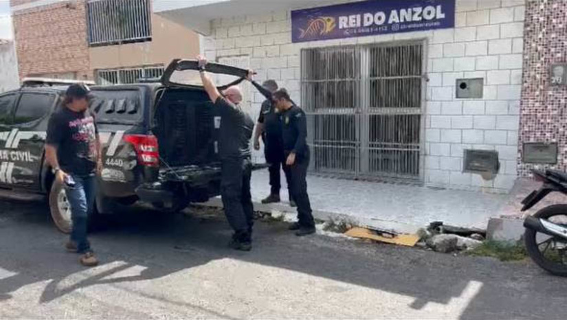 Imagem 1 - Suspeito de tráfico de drogas volta a ser preso em Ponta do Mel; segunda prisão no período de 1 ano. O homem, de 32 anos, foi preso em flagrante, pela polícia civil, nesta terça-feira (12), comercializando cocaína e pedras de crack em sua residência. Há um ano, o mesmo suspeito foi preso em flagrante pelo mesmo crime. Na ocasião, ele foi pego "retalhando" um tablete de maconha. Hoje (12), ao avistar a equipe da polícia, o investigado tentou se desfazer da droga, mas sem sucesso. Imagem 1 - Suspeito de tráfico de drogas volta a ser preso em Ponta do Mel; segunda prisão no período de 1 ano. O homem, de 32 anos, foi preso em flagrante, pela polícia civil, nesta terça-feira (12), comercializando cocaína e pedras de crack em sua residência. Há um ano, o mesmo suspeito foi preso em flagrante pelo mesmo crime. Na ocasião, ele foi pego "retalhando" um tablete de maconha. Hoje (12), ao avistar a equipe da polícia, o investigado tentou se desfazer da droga, mas sem sucesso.