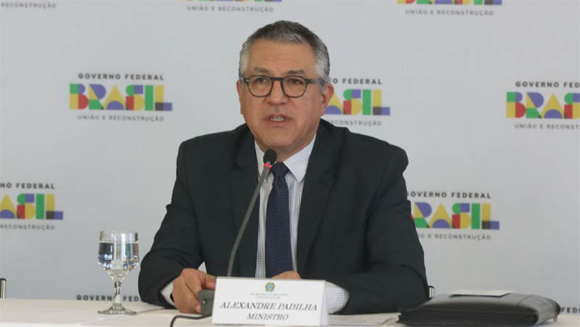 Imagem 1 - Ministro diz que governo quer antecipar R$ 10 bi para compensar estados e municípios com perdas no ICMS. A informação foi repassada nesta terça-feira (12), pelo ministro das Relações Institucionais, Alexandre Padilha. A antecipação ainda precisa ser aprovada em um projeto de lei no Congresso. Essa quantia seria transferida em 2024, mas o governo quer fazer o pagamento já em 2023. Desse montante, R$ 2,5 bilhões serão destinados aos municípios. Os R$ 7,5 bilhões restantes serão destinados aos estados, visto que o ICMS é um tributo estadual. Ao todo, a compensação será de R$ 27 bilhões até 2026. Imagem 1 - Ministro diz que governo quer antecipar R$ 10 bi para compensar estados e municípios com perdas no ICMS. A informação foi repassada nesta terça-feira (12), pelo ministro das Relações Institucionais, Alexandre Padilha. A antecipação ainda precisa ser aprovada em um projeto de lei no Congresso. Essa quantia seria transferida em 2024, mas o governo quer fazer o pagamento já em 2023. Desse montante, R$ 2,5 bilhões serão destinados aos municípios. Os R$ 7,5 bilhões restantes serão destinados aos estados, visto que o ICMS é um tributo estadual. Ao todo, a compensação será de R$ 27 bilhões até 2026.