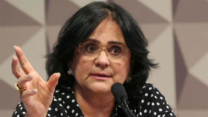 Imagem 1 -  [COLUNA ESPLANADA] Antes de ajuizar a ação civil pública para que a União e a ex-ministra da Mulher, da Família e dos Direitos Humanos Damares Alves indenizem a população do Arquipélago do Marajó, o Ministério Público Federal cobrou da pasta explicações sobre a fala da hoje senadora num culto evangélico, durante as eleições de 2022, sobre suposto abuso sexual e torturas às crianças. O então ministério comandado por Damares informou que, entre 2016 e 2022, foram registradas 251 denúncias e “encaminhadas às autoridades competentes”. As informações, segundo o MP, revelaram registros desorganizados e genéricos sem indicação exata do que havia sido solicitado. Na ação, o MPF pede que a União e Damares sejam condenados ao pagamento de R$ 5 milhões (metade do valor para cada réu) por danos sociais e morais coletivos que serão investidos em projetos sociais destinados à região do arquipélago.