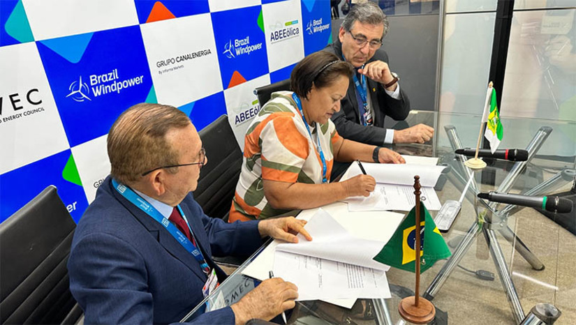 Imagem 1 -  RN e gigantes das energias renováveis reforçam parceria para produção de energia eólica offshore. A assinatura do aditivo com a Ocean Winds e de memorando de entendimento com a Neoenergia ocorreu nesta terça-feira (12), durante a 14ª edição do Brazil Windpower 2023 que está sendo realizado em São Paulo. O RN é líder nacional em potência instalada com 261 usinas eólicas em operação, totalizando 8.4 Gigawatts de potência instalada com mais de 2.800 turbinas eólicas em funcionamento. Além disso, estão em fase de construção 45 novos parques.  “Quando falamos de energia renovável, também estamos falando de desenvolvimento socioeconômico, soberania e qualidade de vida com uma dimensão de classe, étnica e de gênero”, disse a governadora Fátima Bezerra.