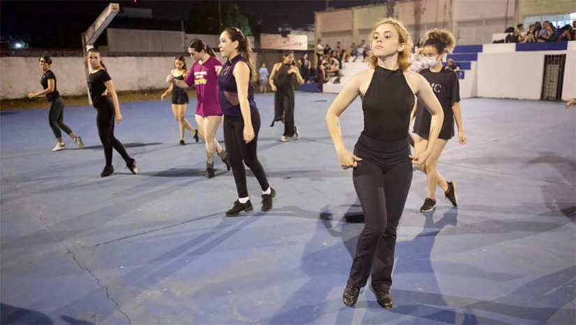 Imagem 1 - Cerca de 100 atores se preparam para se apresentarem no Auto da Liberdade 2023. O espetáculo, que resgata a memória dos quatro atos libertários de Mossoró, será apresentado nos dias 27, 28 e 29 de setembro, na Estação das Artes Elizeu Ventania. A preparação, que está em ritmo acelerado, vem acontecendo na Escola de Artes, todos os dias, sempre a partir das 19h. O Auto da Liberdade 2023 tem como diretor-geral Leonardo Wagner. Serão cerca de 100 pessoas em cena, sendo 30 profissionais (entre atores e bailarinos) e mais 70 pessoas da comunidade. Imagem 1 - Cerca de 100 atores se preparam para se apresentarem no Auto da Liberdade 2023. O espetáculo, que resgata a memória dos quatro atos libertários de Mossoró, será apresentado nos dias 27, 28 e 29 de setembro, na Estação das Artes Elizeu Ventania. A preparação, que está em ritmo acelerado, vem acontecendo na Escola de Artes, todos os dias, sempre a partir das 19h. O Auto da Liberdade 2023 tem como diretor-geral Leonardo Wagner. Serão cerca de 100 pessoas em cena, sendo 30 profissionais (entre atores e bailarinos) e mais 70 pessoas da comunidade.