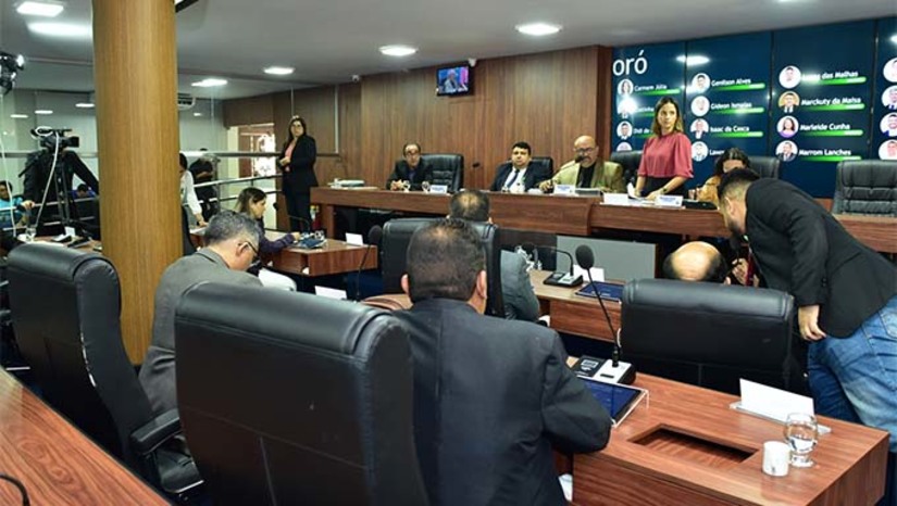 Imagem 1 - A proposta oficializa complementação salarial à categoria, a partir de assistência financeira do Governo Federal. O prefeito Allyson Bezerra comemorou a aprovação nas redes sociais. “A Câmara aprovou o Projeto que enviei para garantir o repasse integral dos recursos do piso da enfermagem. Uma grande vitória para valorização dos nossos servidores! Agora vou sancionar a lei e fazer o pagamento”, disse Allyson. Inicialmente na ordem de R$ 1 milhão e 969 mil, a verba beneficiará enfermeiros, técnicos de enfermagem e auxiliares de enfermagem. O Legislativo Municipal aprovou a autorização, em regime de urgência especial, no plenário, e encaminhou o projeto à Prefeitura para sanção (virar lei). Imagem 1 - A proposta oficializa complementação salarial à categoria, a partir de assistência financeira do Governo Federal. O prefeito Allyson Bezerra comemorou a aprovação nas redes sociais. “A Câmara aprovou o Projeto que enviei para garantir o repasse integral dos recursos do piso da enfermagem. Uma grande vitória para valorização dos nossos servidores! Agora vou sancionar a lei e fazer o pagamento”, disse Allyson. Inicialmente na ordem de R$ 1 milhão e 969 mil, a verba beneficiará enfermeiros, técnicos de enfermagem e auxiliares de enfermagem. O Legislativo Municipal aprovou a autorização, em regime de urgência especial, no plenário, e encaminhou o projeto à Prefeitura para sanção (virar lei).