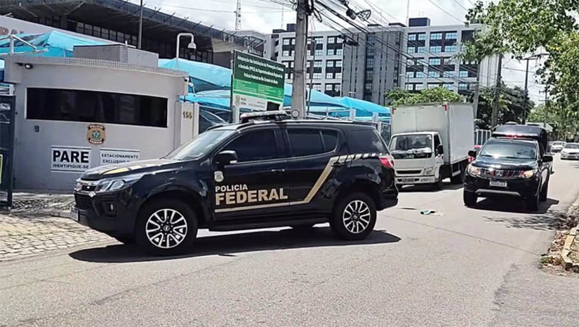 Imagem 1 - Casal condenado por roubo a agência dos Correios e posto de combustíveis é preso em Parnamirim. O casal, um homem de 27 anos e uma mulher de 26, foram presos nesta terça-feira (12). Contra ele havia uma condenação por roubo a uma agência dos Correios de Pedra Preta/RN, além de envolvimento com organização criminosa, no ano de 2017. Já ela, havia sido condenada por um assalto a um posto de combustíveis localizado em Natal. No momento da prisão, o homem ainda tentou apresentar documentação falsa. Imagem 1 - Casal condenado por roubo a agência dos Correios e posto de combustíveis é preso em Parnamirim. O casal, um homem de 27 anos e uma mulher de 26, foram presos nesta terça-feira (12). Contra ele havia uma condenação por roubo a uma agência dos Correios de Pedra Preta/RN, além de envolvimento com organização criminosa, no ano de 2017. Já ela, havia sido condenada por um assalto a um posto de combustíveis localizado em Natal. No momento da prisão, o homem ainda tentou apresentar documentação falsa.