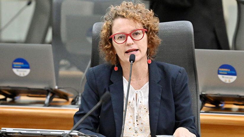 Imagem 1 - “A reunião foi fundamental para constatar coisas que são muito importantes para o RN. Como os fatos da primeira experiência dessa empresa com o petróleo ser de 2019 e que 100% da gasolina, 70% do óleo diesel do estado ser importado. Isso justifica o fato de pagarmos uma das gasolinas mais caras do Brasil”, disse. Isolda explicou que o preço da gasolina é baseado no mercado internacional e não na produção local e colocou o fato como consequência da privatização da Petrobras. “Voltamos ao tempo de colônia. A gente exporta o óleo bruto e importa os derivados”, disse. Imagem 1 - “A reunião foi fundamental para constatar coisas que são muito importantes para o RN. Como os fatos da primeira experiência dessa empresa com o petróleo ser de 2019 e que 100% da gasolina, 70% do óleo diesel do estado ser importado. Isso justifica o fato de pagarmos uma das gasolinas mais caras do Brasil”, disse. Isolda explicou que o preço da gasolina é baseado no mercado internacional e não na produção local e colocou o fato como consequência da privatização da Petrobras. “Voltamos ao tempo de colônia. A gente exporta o óleo bruto e importa os derivados”, disse.