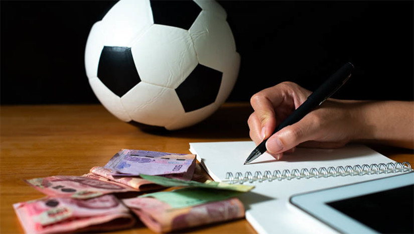Imagem 1 -  [COLUNA ESPLANADA] A tributação prevista no projeto de lei que regulamenta as apostas esportivas - taxação de 13 a 16% de impostos (CSLL, IRPJ, PIS, Cofis e ISS), alíquota de 30% de IR sobre prêmios superiores a R$ 2.100,00 e outorga fixa de R$ 30 milhões para 5 anos -, terá como consequências menos publicidade em todas a mídias, redução do patrocínio dos times de futebol, busca pelo informal para não pagar imposto de renda e valorização das licenças das loterias estaduais e municipais. Esse formato de tributação para os apostadores é inviável, aponta um especialista à Coluna. O texto fala em taxar em 30%, quando na verdade serão taxados em 60%, pois como as cotas são sempre maiores que um, o principal - que é o valor que ele apostou -, será taxado. Exemplificando: se ele fizer uma aposta de R$ 5 mil em uma odd de 1,20, o valor do prêmio é R$ 6.000. Acertando o resultado, ele terá creditado R$ 4.200,00, menos do que apostou originalmente.