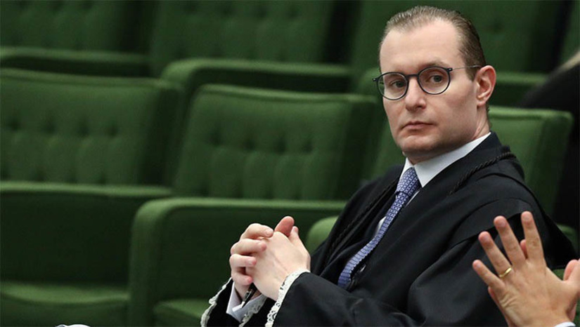 Imagem 1 - Zanin vota com relator pela condenação do primeiro réu por atos golpistas de 8 de janeiro. O ministro Cristiano Zanin acompanhou o voto do relator, ministro Alexandre de Moraes, pela condenação de Aécio Lúcio Costa Pereira. No entanto, ao contrário de Moraes, que sugeriu a pena inicial de 17 anos, Zanin sugeriu apenas 15 anos. Aécio está sendo acusado dos crimes de associação criminosa armada, abolição violenta do Estado Democrático de Direito, tentativa de golpe de Estado, dano qualificado pela violência e grave ameaça com substância inflamável contra o patrimônio da União e deterioração de patrimônio tombado. Nesta quarta-feira (13), além de Moraes, também votou o ministro Nunes Marques, que divergiu do relator, propondo condenar o réu por apenas 2 crimes. Imagem 1 - Zanin vota com relator pela condenação do primeiro réu por atos golpistas de 8 de janeiro. O ministro Cristiano Zanin acompanhou o voto do relator, ministro Alexandre de Moraes, pela condenação de Aécio Lúcio Costa Pereira. No entanto, ao contrário de Moraes, que sugeriu a pena inicial de 17 anos, Zanin sugeriu apenas 15 anos. Aécio está sendo acusado dos crimes de associação criminosa armada, abolição violenta do Estado Democrático de Direito, tentativa de golpe de Estado, dano qualificado pela violência e grave ameaça com substância inflamável contra o patrimônio da União e deterioração de patrimônio tombado. Nesta quarta-feira (13), além de Moraes, também votou o ministro Nunes Marques, que divergiu do relator, propondo condenar o réu por apenas 2 crimes.