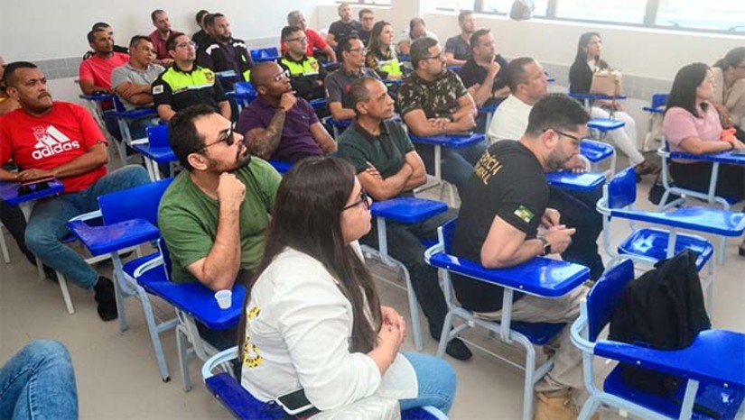 Imagem 1 - Com a recente alteração do Código de Trânsito Brasileiro (CTB) que promoveu a mudança no funcionamento e serviços do trânsito local, a Lei n.º 14.599/23 passou a ampliar a atuação dos agentes de trânsito municipais. Com isso, se torna ainda mais imprescindível os agentes entenderem os procedimentos adequados para as diversas novas situações. O curso tem como objetivo aperfeiçoar o trabalho dos agentes com noções de perícia e procedimentos em cenários de sinistros de trânsito. Imagem 1 - Com a recente alteração do Código de Trânsito Brasileiro (CTB) que promoveu a mudança no funcionamento e serviços do trânsito local, a Lei n.º 14.599/23 passou a ampliar a atuação dos agentes de trânsito municipais. Com isso, se torna ainda mais imprescindível os agentes entenderem os procedimentos adequados para as diversas novas situações. O curso tem como objetivo aperfeiçoar o trabalho dos agentes com noções de perícia e procedimentos em cenários de sinistros de trânsito.