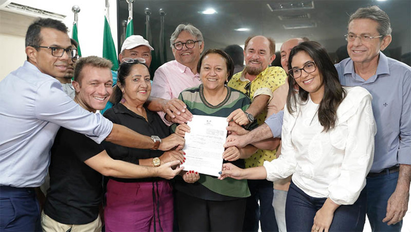 Imagem 1 - Contrato para construção de nova agrovila no Complexo de Oiticica é assinado. O contrato no valor de R$ 3,95 milhões, assinado nesta quinta-feira (14), pelo Governo do RN, compreende a construção da Agrovila de São Fernando, com 24 unidades habitacionais, implantação do sistema de abastecimento de água, rede elétrica, cercamento e um prédio para sediar a administração sóciocomunitária, infraestrutura necessária para possibilitar o reassentamento de moradores da área rural que será inundada pela construção da Barragem Oiticica. Imagem 1 - Contrato para construção de nova agrovila no Complexo de Oiticica é assinado. O contrato no valor de R$ 3,95 milhões, assinado nesta quinta-feira (14), pelo Governo do RN, compreende a construção da Agrovila de São Fernando, com 24 unidades habitacionais, implantação do sistema de abastecimento de água, rede elétrica, cercamento e um prédio para sediar a administração sóciocomunitária, infraestrutura necessária para possibilitar o reassentamento de moradores da área rural que será inundada pela construção da Barragem Oiticica.