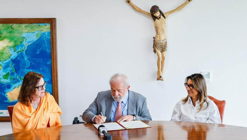 Imagem 1 - Lula sanciona lei que concede auxílio-aluguel para mulheres vítimas de violência doméstica. O benefício será pago por até seis meses a mulheres em situação de vulnerabilidade socioeconômica e que precisam ser afastadas do lar. O texto inclui o benefício entre as medidas protetivas de urgência da Lei Maria da Penha. A medida possibilita que as vítimas encontrem moradia e guarida adequadas quando se depararem com situações de ameaça, hostilidade e violência que tornem necessária a saída de seus lares. Imagem 1 - Lula sanciona lei que concede auxílio-aluguel para mulheres vítimas de violência doméstica. O benefício será pago por até seis meses a mulheres em situação de vulnerabilidade socioeconômica e que precisam ser afastadas do lar. O texto inclui o benefício entre as medidas protetivas de urgência da Lei Maria da Penha. A medida possibilita que as vítimas encontrem moradia e guarida adequadas quando se depararem com situações de ameaça, hostilidade e violência que tornem necessária a saída de seus lares.
