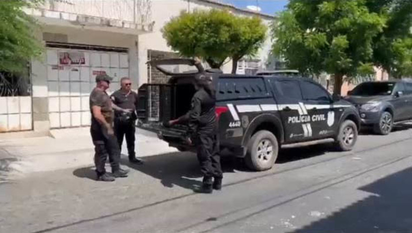 Imagem 1 - Suspeito de abusar sexualmente de crianças em Porto do Mangue é preso em Pendências. Homem, de 34 anos, foi localizado nesta sexta-feira (15), próximo ao mercado central do município de Pendências. As investigações foram iniciadas a partir de uma denúncia, realizada pelos órgãos de proteção de vulneráveis, sobre um homem do município de Porto do Mangue, que estaria abusando sexualmente de crianças. Contra ele, havia um mandado de prisão expedido pela justiça do RN. No momento em que foi abordado pelos policiais, o suspeito não apresentou qualquer reação. Imagem 1 - Suspeito de abusar sexualmente de crianças em Porto do Mangue é preso em Pendências. Homem, de 34 anos, foi localizado nesta sexta-feira (15), próximo ao mercado central do município de Pendências. As investigações foram iniciadas a partir de uma denúncia, realizada pelos órgãos de proteção de vulneráveis, sobre um homem do município de Porto do Mangue, que estaria abusando sexualmente de crianças. Contra ele, havia um mandado de prisão expedido pela justiça do RN. No momento em que foi abordado pelos policiais, o suspeito não apresentou qualquer reação.