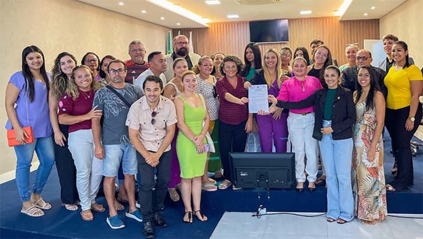 Imagem 1 -  De autoria do Executivo local, a proposta legislativa foi aprovada à unanimidade pelos vereadores.  “É motivo de alegria, valorização e reconhecimento, que vai trazer mais dignidade e melhores condições de vida para esses profissionais”, ressaltou a gestora.  Desde o primeiro ano de mandato, a gestão de Cinthia tem sido uma importante parceira das categorias do serviço público em Grossos, garantindo direitos e viabilizando conquistas para o conjunto do funcionalismo municipal.