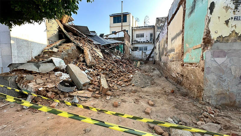 Imagem 1 - Prédio de padaria desaba e quase atinge duas pessoas no município de Alexandria. O caso aconteceu na manhã desta sexta-feira (15). O desabamento aconteceu na parte de trás do prédio. Dois homens que estavam na padaria conseguiram sair correndo e não foram atingidos. O delegado Murilo Baessa informou à reportagem do MOSSORÓ HOJE que já esteve no local e que a hipótese inicial é que uma construção que está sendo realizada ao lado da padaria teria provocado o desabamento. No entanto, a polícia está aguardando a perícia de Pau dos Ferros e uma equipe de engenheiros de Natal, para confirmar o que realmente teria acontecido. Ainda segundo o delegado, o prejuízo foi de centenas de milhares de reais, além do perigo ao qual as pessoas foram expostas. Imagem 1 - Prédio de padaria desaba e quase atinge duas pessoas no município de Alexandria. O caso aconteceu na manhã desta sexta-feira (15). O desabamento aconteceu na parte de trás do prédio. Dois homens que estavam na padaria conseguiram sair correndo e não foram atingidos. O delegado Murilo Baessa informou à reportagem do MOSSORÓ HOJE que já esteve no local e que a hipótese inicial é que uma construção que está sendo realizada ao lado da padaria teria provocado o desabamento. No entanto, a polícia está aguardando a perícia de Pau dos Ferros e uma equipe de engenheiros de Natal, para confirmar o que realmente teria acontecido. Ainda segundo o delegado, o prejuízo foi de centenas de milhares de reais, além do perigo ao qual as pessoas foram expostas.