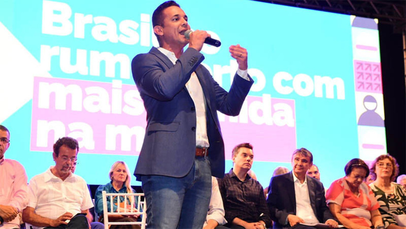 Imagem 1 - Allyson anuncia envio de PL à Câmara sobre o Plano de Cargos e Carreiras dos servidores da Assistência Social. O Plano de Cargos e Carreiras é uma medida essencial para promover a equidade, o reconhecimento e o desenvolvimento dos servidores da Assistência Social. Ao estabelecer um quadro estruturado de cargos e carreiras, a administração municipal busca assegurar melhores condições de trabalho, incentivar a capacitação e reter talentos nesse setor crucial para o bem-estar da população de Mossoró. Imagem 1 - Allyson anuncia envio de PL à Câmara sobre o Plano de Cargos e Carreiras dos servidores da Assistência Social. O Plano de Cargos e Carreiras é uma medida essencial para promover a equidade, o reconhecimento e o desenvolvimento dos servidores da Assistência Social. Ao estabelecer um quadro estruturado de cargos e carreiras, a administração municipal busca assegurar melhores condições de trabalho, incentivar a capacitação e reter talentos nesse setor crucial para o bem-estar da população de Mossoró.