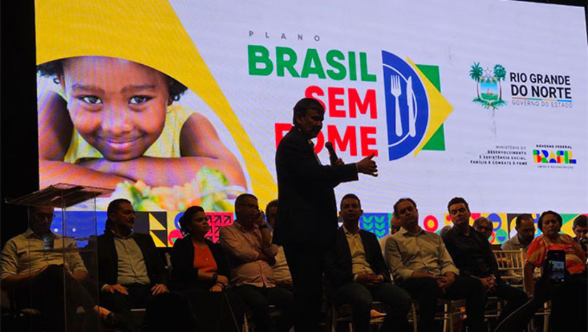 Imagem 1 - O RN tem 901,8 mil famílias registradas no Cadastro Único, das quais 464,4 mil em situação de extrema pobreza; 64,3 mil em situação de pobreza e 157,3 mil famílias de baixa renda. Com o investimento e parcerias com o Governo do Estado, prefeituras e também empresas privadas, Wellington Dias espera está enfrentando a fome e promovendo a inclusão social no Rio Grande do Norte. Imagem 1 - O RN tem 901,8 mil famílias registradas no Cadastro Único, das quais 464,4 mil em situação de extrema pobreza; 64,3 mil em situação de pobreza e 157,3 mil famílias de baixa renda. Com o investimento e parcerias com o Governo do Estado, prefeituras e também empresas privadas, Wellington Dias espera está enfrentando a fome e promovendo a inclusão social no Rio Grande do Norte.