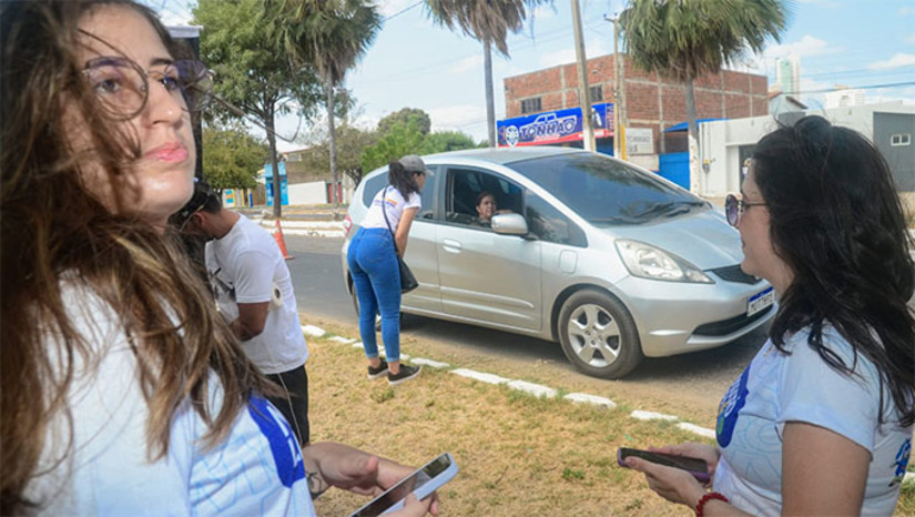 Imagem 1 -  A Prefeitura de Mossoró realizou na manhã deste sábado (16), na avenida Abel Coelho, bairro Abolição II, um Drive Thru com o objetivo de conscientizar a população sobre a importância de reciclar o lixo para obter uma cidade mais limpa.“A Semurb está preocupada, na verdade, de mudar a história de Mossoró com relação à limpeza da cidade. Para isso, precisamos da colaboração da população, a gente faz a nossa parte e a população faz a dela, pois são pequenas atitudes como esse drive-thru, que a gente tenta conscientizar essa população a colocar o lixo no lugar do lixo e não jogar em avenidas, em canteiros, em locais não apropriados”, declarou Miguel Rogério, Secretário da SEMURB