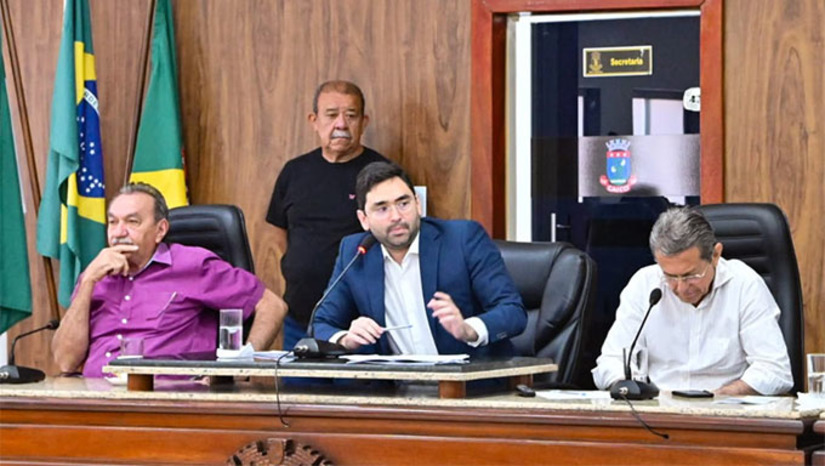 Imagem 1 - O secretário estadual de recursos hídricos, Paulo Varela Lopes, esclareceu alguns pontos da lei, que vêm gerando dúvidas na população e foi enfático ao afirmar que não haverá cobrança na região do Seridó. "O decreto não incide sobre as águas superficiais do Seridó, visto que a bacia Piancó-Piranhas-Assu são águas federais e não entram no decreto por serem de domínio do estado", explicou. Paulo Varela esclareceu que também estarão isentos da cobrança a agricultura familiar e os produtores de áreas irrigadas com até 10 hectares de terra, assim como os enquadrados na lei nº 10.925 Imagem 1 - O secretário estadual de recursos hídricos, Paulo Varela Lopes, esclareceu alguns pontos da lei, que vêm gerando dúvidas na população e foi enfático ao afirmar que não haverá cobrança na região do Seridó. "O decreto não incide sobre as águas superficiais do Seridó, visto que a bacia Piancó-Piranhas-Assu são águas federais e não entram no decreto por serem de domínio do estado", explicou. Paulo Varela esclareceu que também estarão isentos da cobrança a agricultura familiar e os produtores de áreas irrigadas com até 10 hectares de terra, assim como os enquadrados na lei nº 10.925