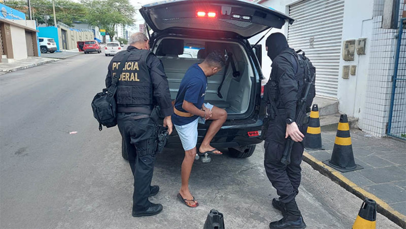 Imagem 1 -  Líder de facção potiguar conhecido como “Chocolate” é preso em Caruaru/PE. O homem foi preso na quarta-feira (13), em uma ação conjunta da Força Integrada de Combate ao Crime Organizado no Rio Grande do Norte (FICCO/RN) e policiais da Delegacia da Polícia Federal em Caruaru/PE. “Chocolate”, que possuía dois mandados de prisão expedidos pela Justiça do Estado do RN, havia rompido sua tornozeleira eletrônica e estava foragido desde então. Suas condenações envolviam associação criminosa, roubo qualificado, receptação e tráfico de drogas.