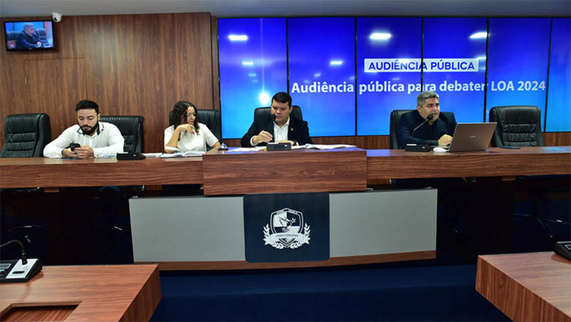 Imagem 1 -  Secretário justifica redução no Orçamento e garante serviços, valorização do servidor e concurso para 2024. Em audiência pública sobre o tema, na Câmara Municipal de Mossoró, nesta segunda-feira (18), o secretário municipal de Planejamento, Orçamento e Gestão, Kadson Eduardo, atribuiu a redução de R$ 49 milhões no Orçamento de Mossoró para 2024 à queda na receita prevista para 2023 e informou que a base para a decisão foi o valor arrecadado até este mês. Apesar disto, o o secretário disse que as reduções orçamentárias, em cada secretaria, são proporcionais à redução global dos recursos. Ele garantiu a manutenção dos serviços públicos e de valorização do servidor e assegurou concurso público, ao informar que a comissão com essa finalidade está com trabalhos avançados.
