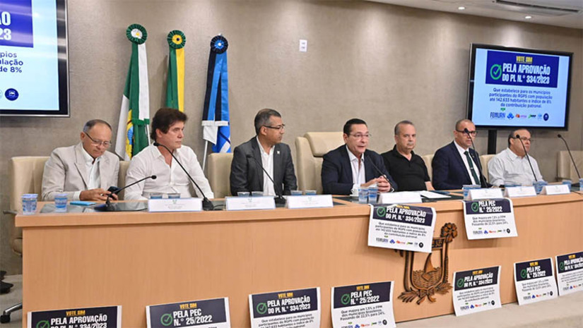 Imagem 1 - Ezequiel sobre crise: “Os prefeitos do Rio Grande do Norte têm apoio absolutamente irrestrito". Municípios recebem apoios das bancadas federal e estadual. “Os prefeitos do Rio Grande do Norte têm, desta Casa Legislativa, apoio absolutamente irrestrito. Sabemos das dificuldades dos municípios e estamos aqui para dar as mãos e fazer um apelo à bancada federal para que todos possam se somar nessa luta, que é a luta municipalista e, não tenho dúvidas, que a bancada federal está aqui para hipotecar essa solidariedade e apoio. Todos nós sabemos que a vida acontece nos municípios”, afirmou o Presidente da ALRN, após encontro com prefeitos, nesta segunda-feira (18). Imagem 1 - Ezequiel sobre crise: “Os prefeitos do Rio Grande do Norte têm apoio absolutamente irrestrito". Municípios recebem apoios das bancadas federal e estadual. “Os prefeitos do Rio Grande do Norte têm, desta Casa Legislativa, apoio absolutamente irrestrito. Sabemos das dificuldades dos municípios e estamos aqui para dar as mãos e fazer um apelo à bancada federal para que todos possam se somar nessa luta, que é a luta municipalista e, não tenho dúvidas, que a bancada federal está aqui para hipotecar essa solidariedade e apoio. Todos nós sabemos que a vida acontece nos municípios”, afirmou o Presidente da ALRN, após encontro com prefeitos, nesta segunda-feira (18).