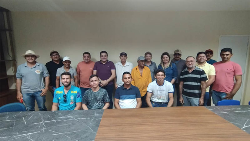 Imagem 1 -  Prefeito se compromete a fornecer sede própria à Associação dos Produtores de Castanha. Josivan Bibiano se reuniu com membros da associação nesta segunda-feira (18). O objetivo principal do encontro foi discutir a necessidade de uma sede própria, especialmente considerando a recente conquista da Indicação Geográfica (IG) para a castanha de caju de Serra do Mel. "A IG da castanha de caju de Serra do Mel desempenha um papel fundamental na proteção da cultura e da economia desse patrimônio do Rio Grande do Norte e do Brasil. Isso também estabelecerá uma conexão direta com mercados e consumidores exigentes”, disse o gestor.