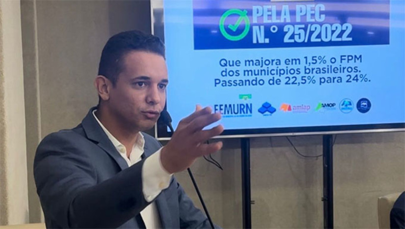 Imagem 1 - Diante de representantes de diversos municípios potiguares, o prefeito Allyson Bezerra enfatizou a importância vital desses recursos para o desenvolvimento das cidades e para a prestação de serviços públicos de qualidade à população. Ele argumentou que um aumento nos recursos do FPM é essencial para atender às crescentes demandas dos municípios em áreas como saúde, educação, infraestrutura e segurança. "Estamos aqui para garantir que nossos municípios recebam a devida atenção e investimento por parte do governo estadual e federal", diz Allyson Bezerra Imagem 1 - Diante de representantes de diversos municípios potiguares, o prefeito Allyson Bezerra enfatizou a importância vital desses recursos para o desenvolvimento das cidades e para a prestação de serviços públicos de qualidade à população. Ele argumentou que um aumento nos recursos do FPM é essencial para atender às crescentes demandas dos municípios em áreas como saúde, educação, infraestrutura e segurança. "Estamos aqui para garantir que nossos municípios recebam a devida atenção e investimento por parte do governo estadual e federal", diz Allyson Bezerra