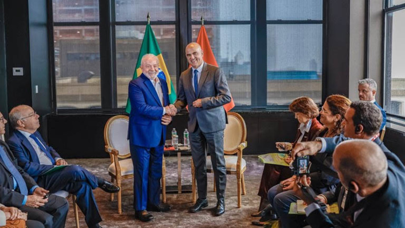 Imagem 1 -  Na viagem para a 78ª Assembleia Geral da ONU Lula se reúne com presidente da Suíça. O presidente do Brasil se encontrou com Alain Berset, em Nova York, nesta segunda-feira (18). Durante cerca de 40 minutos, os presidentes falaram sobre diversos assuntos, como o acordo comercial entre Mercosul e EFTA – zona de livre comércio de países europeus que não estão na União Europeia, formado por Suíça, Noruega, Islândia e Liechtenstein –, que está em discussão na esfera diplomática.