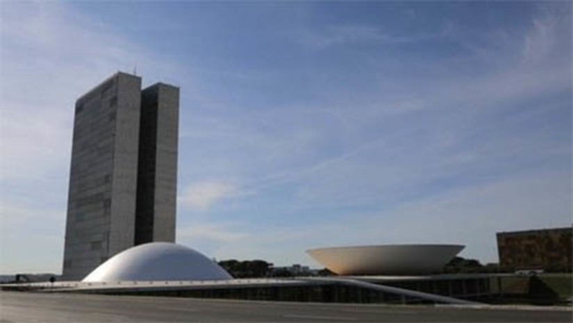 Imagem 1 -  [COLUNA ESPLANADA] O Governo Federal, por meio do Tesouro Nacional, desembolsou mais de R$ 8 bilhões nos últimos oito meses para arcar com calotes de Estados. Os entes que receberam os maiores valores foram Minas Gerais (R$ 2,29 bilhões, ou 30,08 % do total), Rio de Janeiro (R$ 2,29 bilhões, ou 30,06 % do total), Rio Grande do Sul (R$ 742,19 milhões, ou 9,74% do total) e Maranhão (R$ 681,40 milhões, ou 8,95 % do total). Desde 2016, no total, a União arcou com o pagamento de R$ 59,31 bilhões para honrar garantias em operações de crédito e recuperou, até agora, apenas R$ 5,61 bilhões (9,46%) desse montante por meio da execução de contragarantias dos Estados inadimplentes.