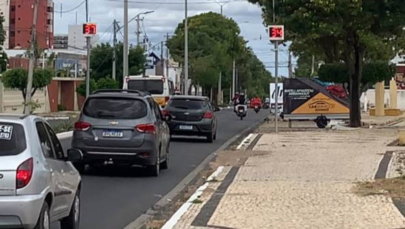 Imagem 1 -  Luís Correia explica novo teste com radares na Av. João da Escóssia, em Mossoró. De acordo com o diretor executivo de mobilidade do município, equipamentos semelhantes, de outra empresa, já haviam sido testados esse ano, mas não cumpriram os requisitos previstos na licitação. O novo teste está sendo realizado desde ontem (18) e os radares já serão desligados nesta quarta (20). Futuramente, quando estiverem em pleno funcionamento, servirão tanto como redutores de velocidade, quanto para identificar veículos com possíveis restrições como roubo, furto e multas.