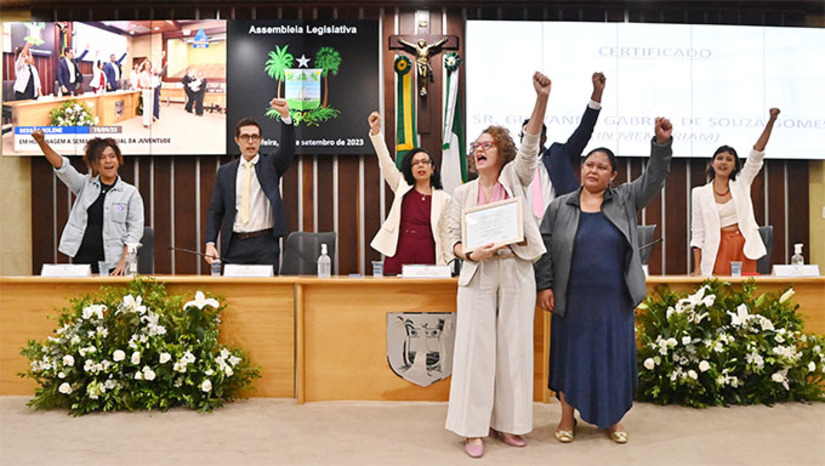 Imagem 1 - Por iniciativa da deputada Isolda Dantas (PT), o Parlamento realizou Sessão Solene em homenagem à Semana Estadual da Juventude e entregou comendas a jovens, representantes e instituições que tiveram atuações destacadas em prol dessa parcela da população. "A Juventude, em razão de vulnerabilidades econômicas e políticas, foi um dos públicos que mais foram afetados desde 2016, com impactos de desemprego, interrupção da formação, precarização de vínculos trabalhistas e impedimento de entrada no mercado de trabalho. Trataram a juventude brasileira como um inimigo do Estado armado. Mas esse tempo ficou para trás", disse a deputada. Imagem 1 - Por iniciativa da deputada Isolda Dantas (PT), o Parlamento realizou Sessão Solene em homenagem à Semana Estadual da Juventude e entregou comendas a jovens, representantes e instituições que tiveram atuações destacadas em prol dessa parcela da população. "A Juventude, em razão de vulnerabilidades econômicas e políticas, foi um dos públicos que mais foram afetados desde 2016, com impactos de desemprego, interrupção da formação, precarização de vínculos trabalhistas e impedimento de entrada no mercado de trabalho. Trataram a juventude brasileira como um inimigo do Estado armado. Mas esse tempo ficou para trás", disse a deputada.